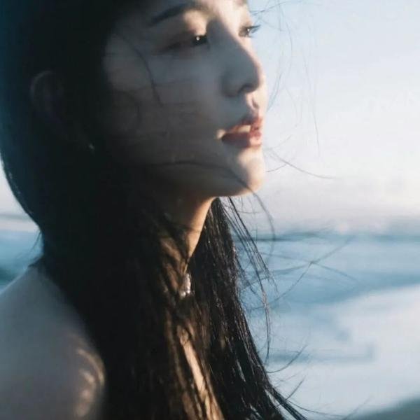 在他的阴影下 封面